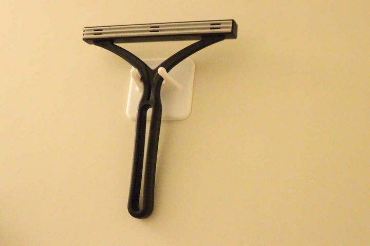 ダイソーのマグネットシェーバーホルダー（浴室用）に掃除グッズを収納する