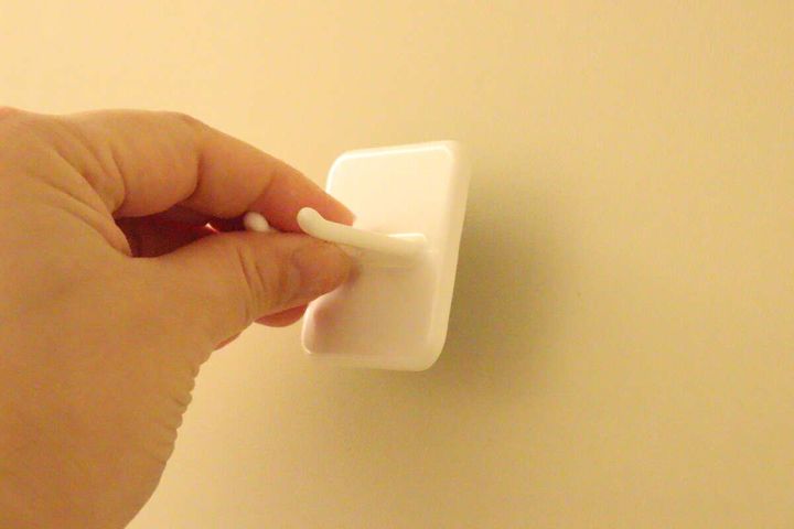 ダイソーのマグネットシェーバーホルダー（浴室用）を壁に付ける