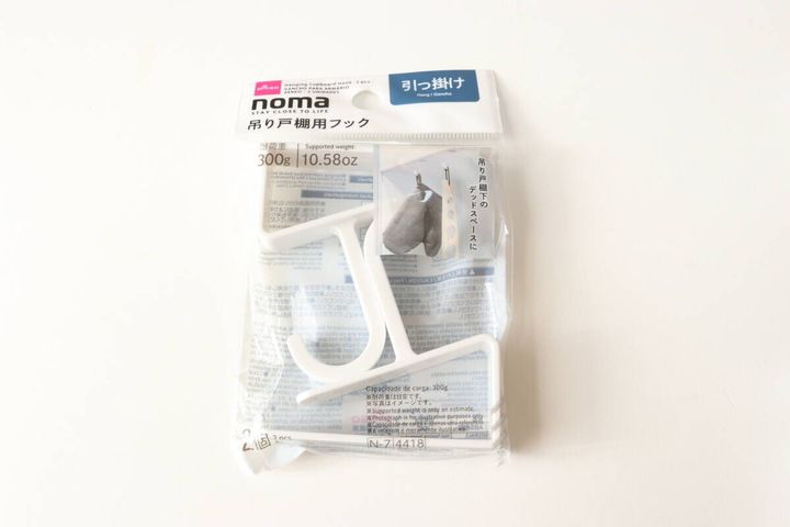 ダイソーのnoma 吊り戸棚用フック（2個）のパッケージ