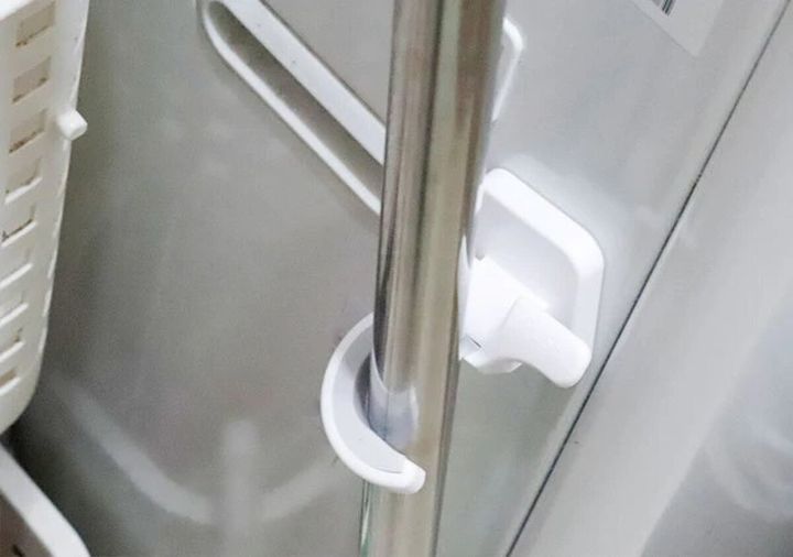 ダイソー サッとかけられるモップキャッチ（マグネット）