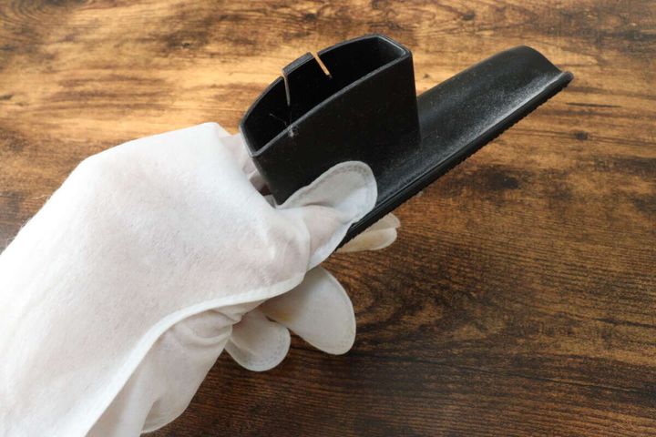 ダイソーの除菌ができる お掃除用 ウェット手袋は複雑な形のパーツの掃除にぴったり