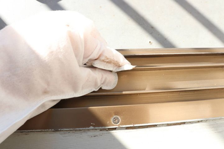 ダイソーの除菌ができる お掃除用 ウェット手袋はサッシの掃除がしやすい
