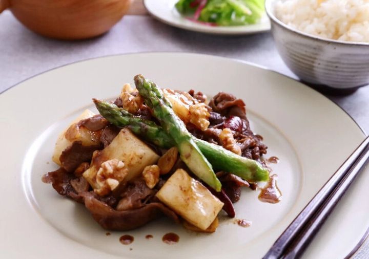 切り餅と胡桃の牛肉甘辛炒め