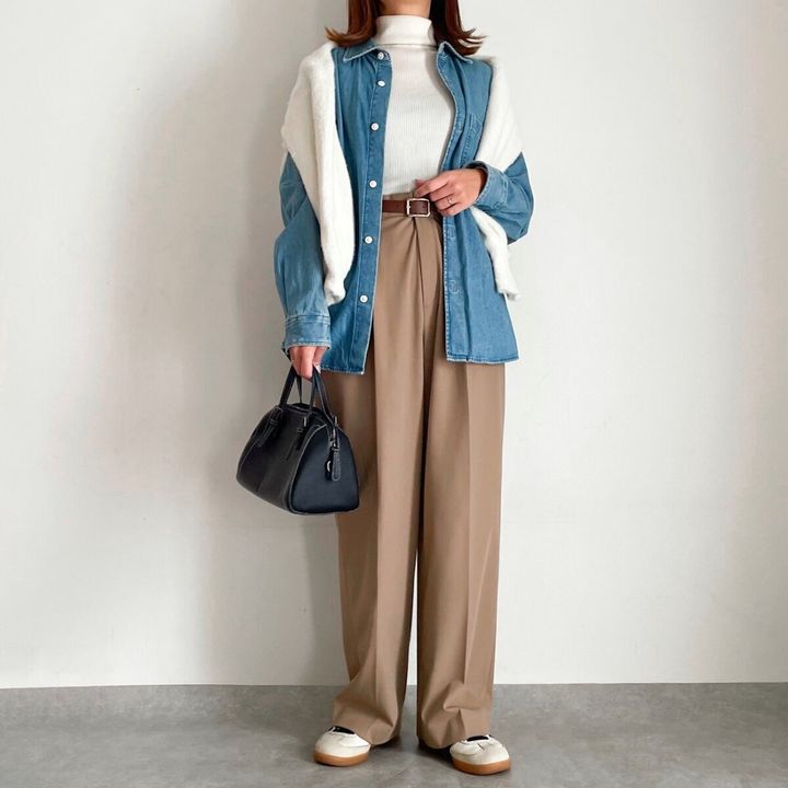 ユニクロタックワイドパンツ BEIGE デニムシャツコーデ