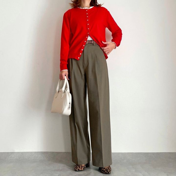 ユニクロタックワイドパンツ OLIVE 赤トップスコーデ
