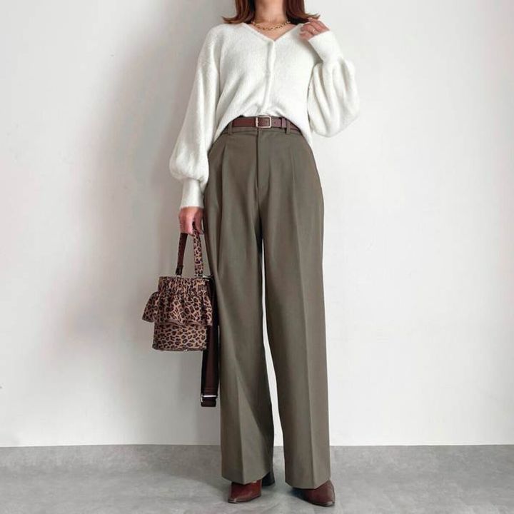 ユニクロタックワイドパンツ OLIVE 白トップスコーデ