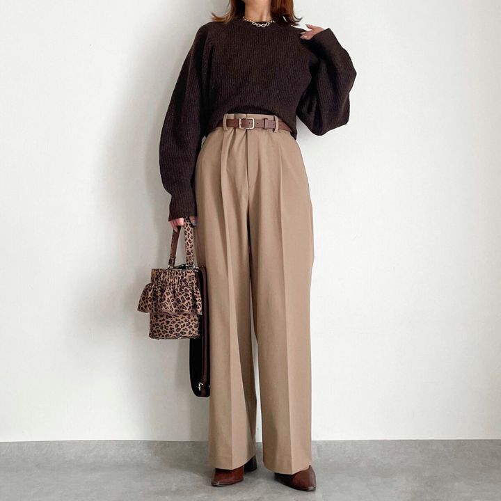 ユニクロタックワイドパンツ BEIGE ブラウントップスコーデ