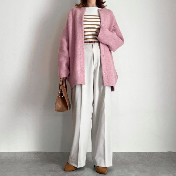 ユニクロタックワイドパンツ NATURAL ピンクアウターコーデ
