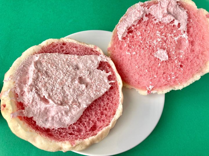 いちごの存在感が嬉しい！【ファミマ】甘酸っぱい味わいの新作メロンパン