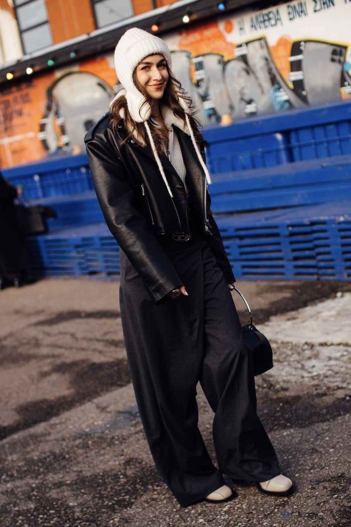 画像: 耳当てつきのニットキャップなら顔周りが華やぐ