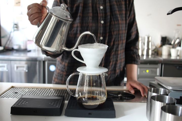 コーヒーを淹れる様子