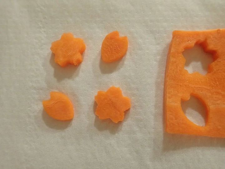 DAISO(ダイソー)：野菜抜型(極小)3個 星・桜・花びら