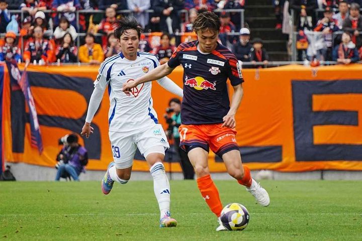 画像: プレッシャーをかける石尾（左、写真：浅野凜太郎）