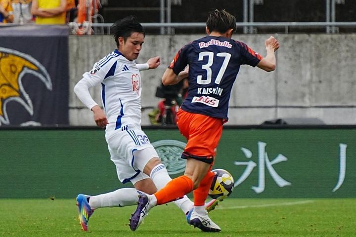 画像: 相手のドリブルを止める石尾（左、写真：浅野凜太郎）