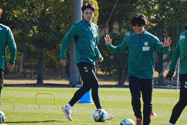 画像: し烈なサイドバックのスタメン争いに挑む石尾（中央、写真：浅野凜太郎）