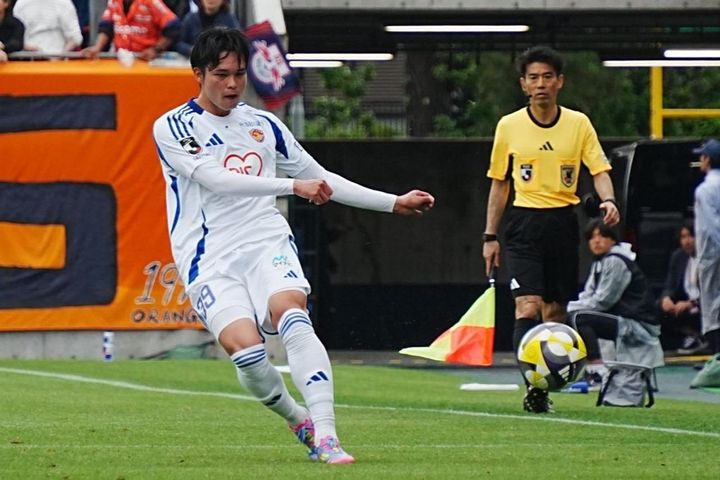 画像: ロングボールを蹴る石尾（写真：浅野凜太郎）