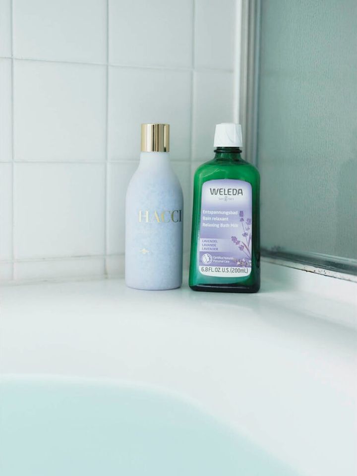 左：国産海塩にはちみつパウダーと美容成分をコーティング。BEE バスソルト ドラマティックハニー 300g 4400円（HACCI） 右：オーガニックのラベンダーが優しく香る。ラベンダー バスミルク 200mL 3630円（ヴェレダ・ジャパン）