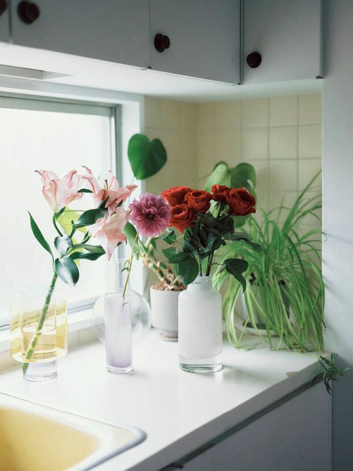 左：ユリを生けたフラワーベース1万9800円（イッケンドルフ ミラノ）、中：ダリアを生けたフラワーベース5830円、右：バラを生けたフラワーベース1万7600円（ともにジュー／すべてアクタス）