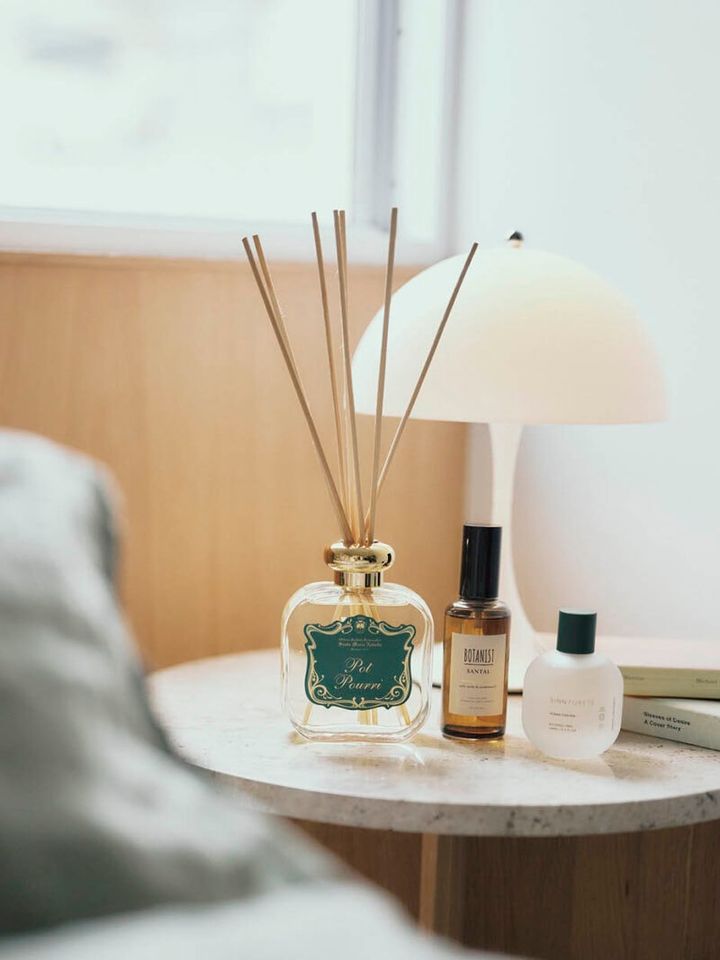 左：ディフューザー［ポプリ／250mL］1万4300円（サンタ・マリア・ノヴェッラ／サンタ・マリア・ノヴェッラ・ジャパン） 中：ボタニスト サンタル リペアヘアオイル 90mL 1980円（I-ne） 右：マインドフル フレグランス ノンアルコール ドリームキャッチャー 100mL 4280円（シン ピュルテ） ライト【パンテラ250ポータブル】5万8300円（ルイスポールセン／アクタス）