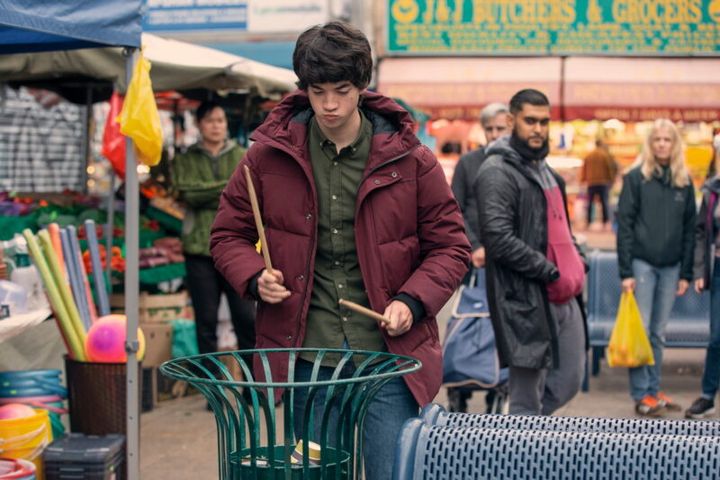 元アイドルで今は生活に困窮している主人公が自閉症の少年と出会い、路上セッションを行う。Netflix映画『あの頃輝いていたけれど』独占配信中