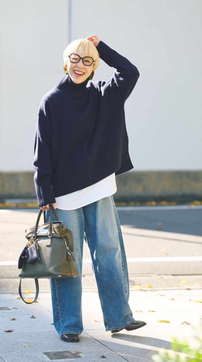 ニットの裾から白ブラウスを出して上下にメリハリ