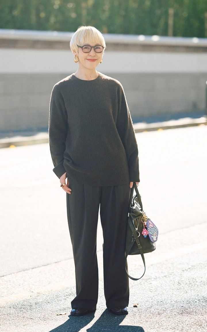 ブラウンのニットに同系色のパンツのコーデ