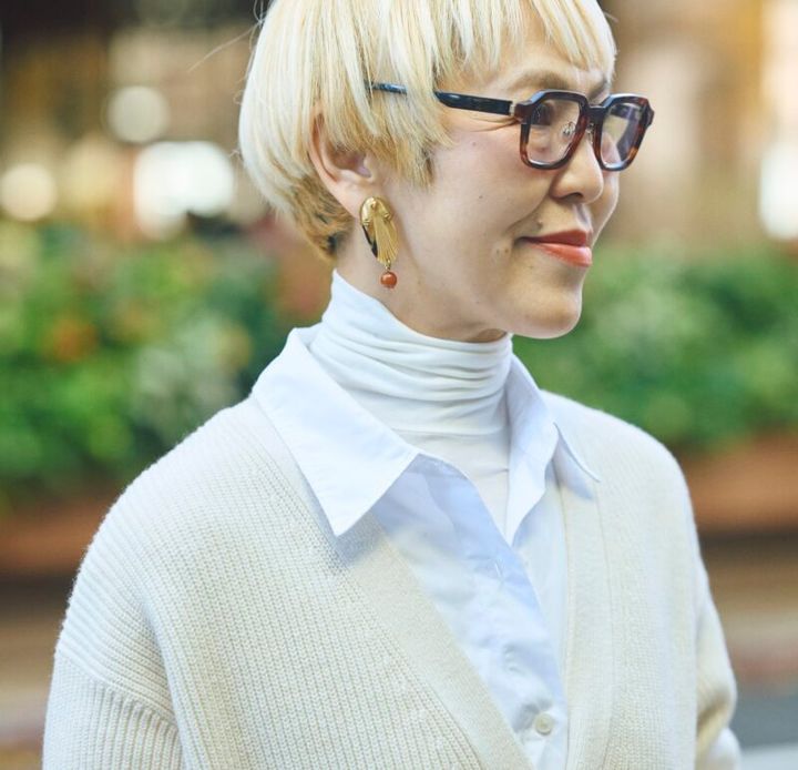 白トップスも重ね着でニュアンス