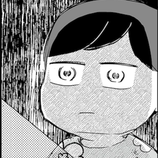 隣で見ているおじさんにお尻を触られている…!? 画像提供：(C)魚田コットン／オーバーラップ