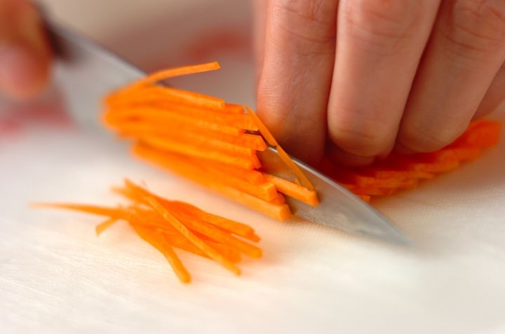 小松菜とニンジンのゴマ和えの下準備1