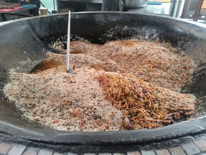 巨大鍋で作られたプロフの様子の写真