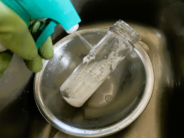 【粉チーズの空き容器】そのまま捨てないで！ラベルを剥がすと…万能ケースに早変わり♪