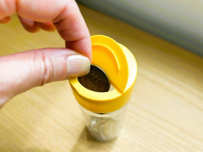 【粉チーズの空き容器】そのまま捨てないで！ラベルを剥がすと…万能ケースに早変わり♪