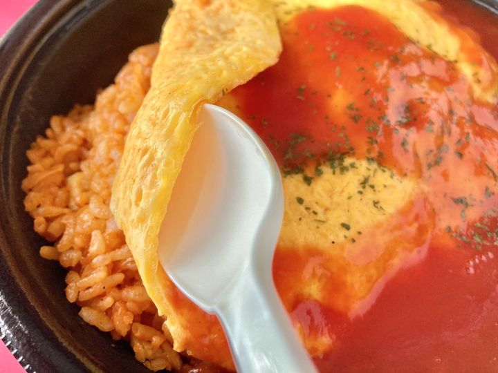 トマトソースとのバランスがよき！【セブン】人気番組のあの味わいを再現したオムライス