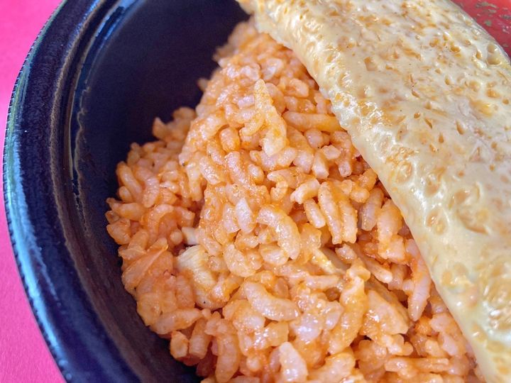 トマトソースとのバランスがよき！【セブン】人気番組のあの味わいを再現したオムライス