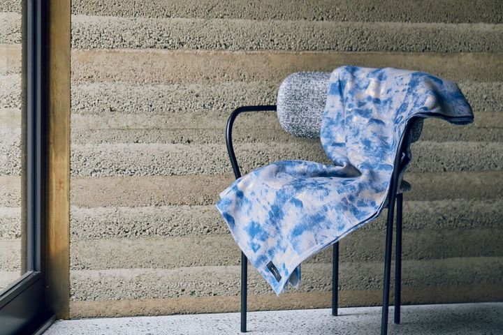 ブランケット STONE（H139cm×W220cm） ¥275,000／HOSOO（HOSOO TOKYO TEL：03-6225-2245）