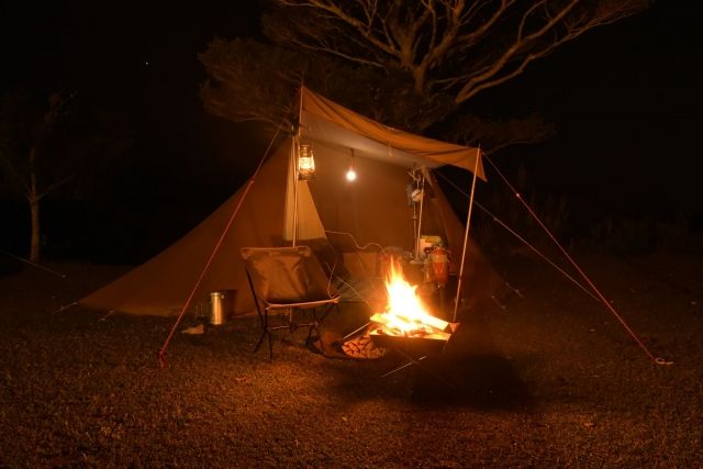 テントが一気にリビング化！即完売した“3WAYソファベッド”が快適すぎた