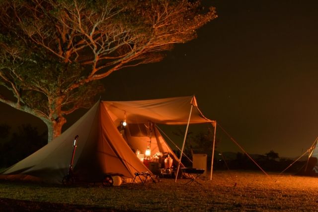 テントが一気にリビング化！即完売した“3WAYソファベッド”が快適すぎた