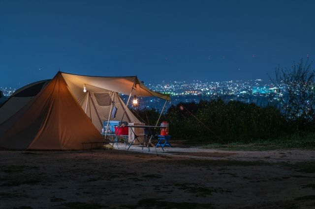 テントが一気にリビング化！即完売した“3WAYソファベッド”が快適すぎた