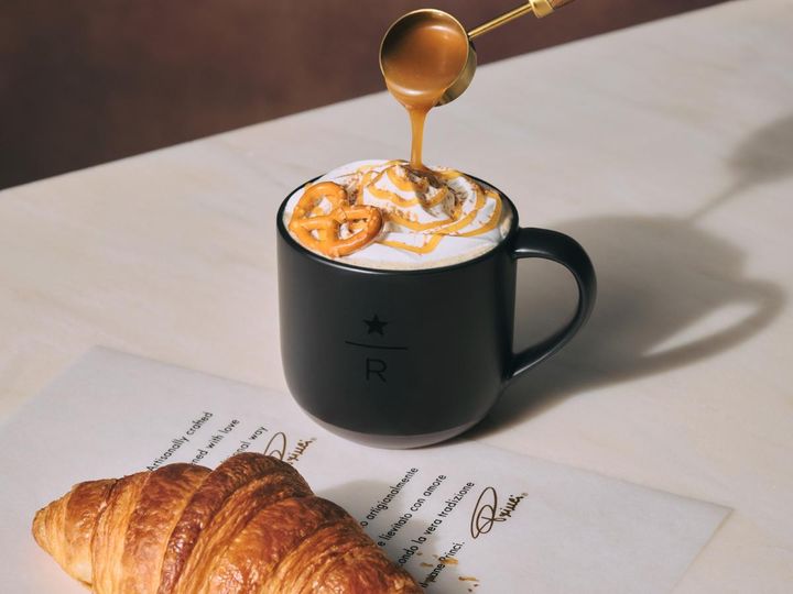 「キャラメル メルツ ラテ」（税込 820円） ※Tallサイズのみ＆テイクアウトは税率が異なる width=