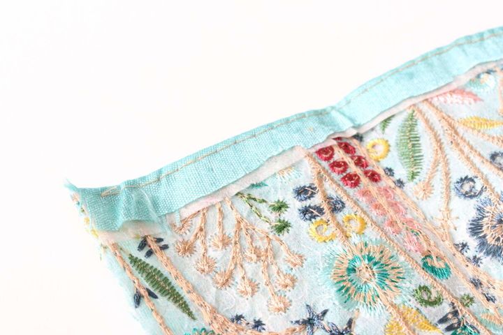 ダイソーのインド刺繍リボンの裏側