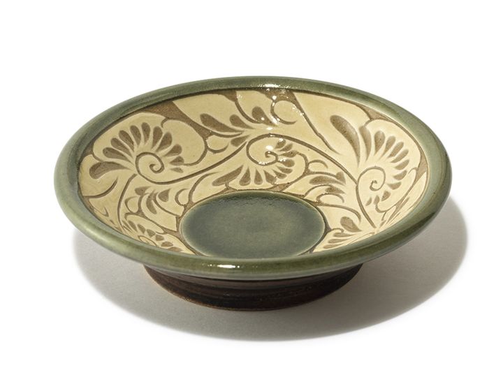 食卓に花を添える、生き生きとした唐草模様