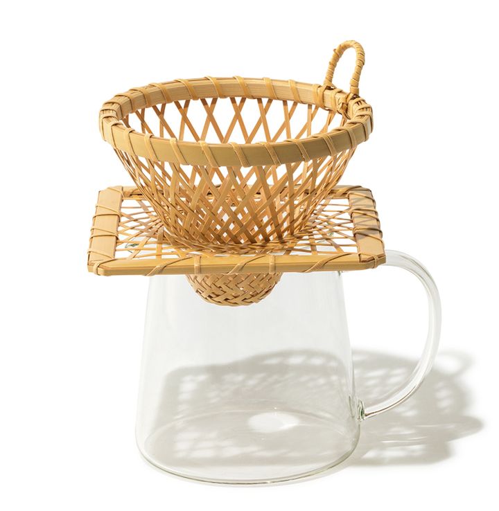 新潟県佐渡島の竹で作られた、造形美を追求した「輪弧編み」のコーヒードリッパー、ホルダーのセット。次第にコーヒー色に染まっていくという経年変化も味わえる。