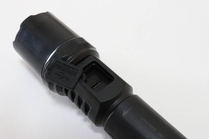 ダイソーのRECHARGEABLE LED LIGHTの充電ポート