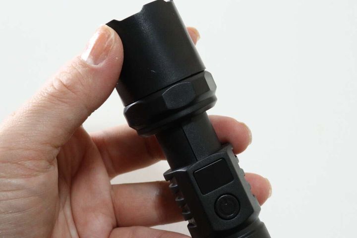 ダイソーのRECHARGEABLE LED LIGHTはズームイン・ズームアウト照射可能