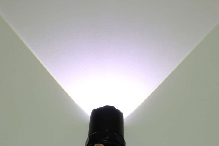 ダイソーのRECHARGEABLE LED LIGHTはダークサークルが発生しにくい