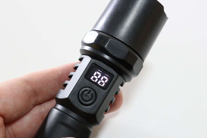 ダイソーのRECHARGEABLE LED LIGHTのディスプレイ