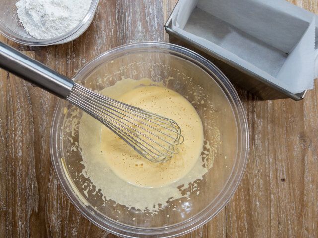 ボウルに卵黄を割り入れてホイッパーで攪拌しながら、砂糖40gを2〜3回に分けて加え、全体が白っぽくもったりするまで攪拌します