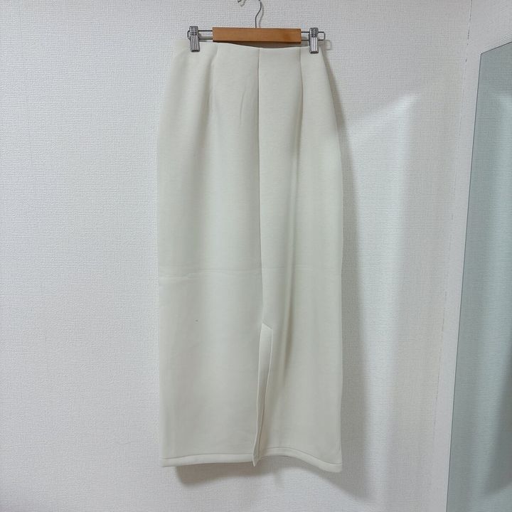 GUパフスウェットナロースカートのバックスリット部分