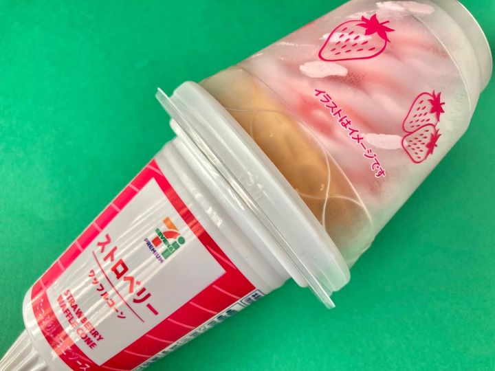 甘酸っぱさやワッフルコーンの食感がたまらん！【セブン】いちごのワッフルコーンアイス