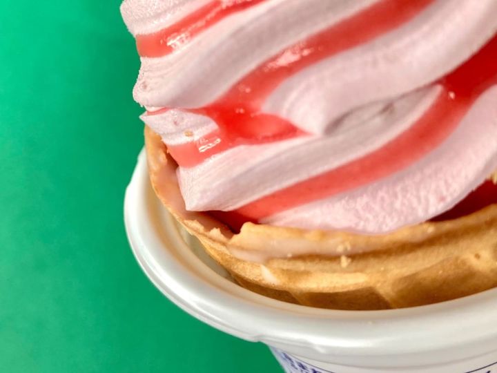 甘酸っぱさやワッフルコーンの食感がたまらん！【セブン】いちごのワッフルコーンアイス